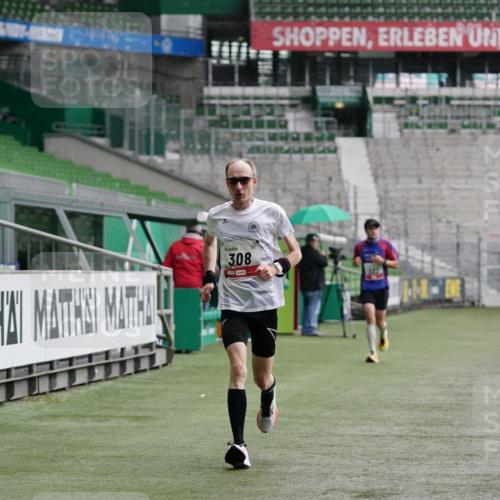 05.10.2025 - 20. swb-Marathon Bremen Michael Burmester http://msf.ph/oto/9323970 05.10.2025 12:18:03 Laufen im Stadion 302, 308, 705, 888, 1632, 1994 meine-sportfotos.de