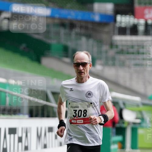 05.10.2025 - 20. swb-Marathon Bremen Michael Burmester http://msf.ph/oto/9323972 05.10.2025 12:18:05 Laufen im Stadion 302, 308, 705, 888, 1632, 1994 meine-sportfotos.de