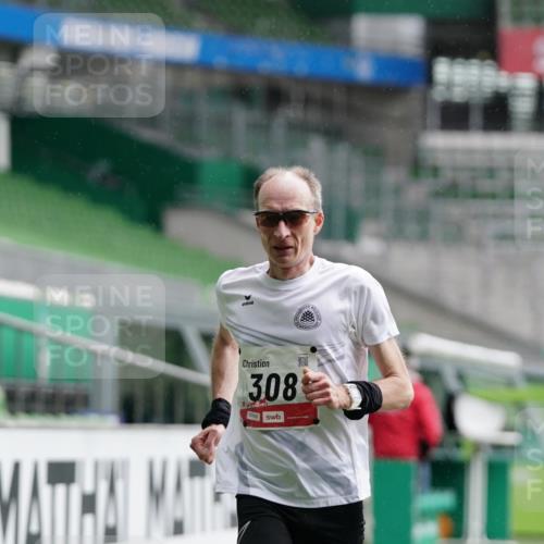 05.10.2025 - 20. swb-Marathon Bremen Michael Burmester http://msf.ph/oto/9323974 05.10.2025 12:18:05 Laufen im Stadion 302, 308, 705, 888, 1632, 1994 meine-sportfotos.de