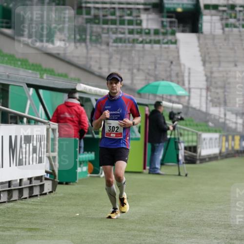05.10.2025 - 20. swb-Marathon Bremen Michael Burmester http://msf.ph/oto/9323976 05.10.2025 12:18:07 Laufen im Stadion 302, 308, 705, 888, 1632, 1994, 888 meine-sportfotos.de