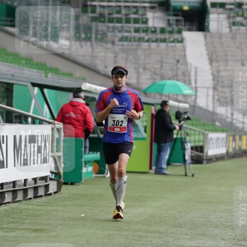 05.10.2025 - 20. swb-Marathon Bremen Michael Burmester http://msf.ph/oto/9323978 05.10.2025 12:18:07 Laufen im Stadion 302, 308, 705, 888, 1632, 1994, 888 meine-sportfotos.de