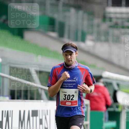 05.10.2025 - 20. swb-Marathon Bremen Michael Burmester http://msf.ph/oto/9323980 05.10.2025 12:18:09 Laufen im Stadion 302, 308, 705, 1632, 1994, 888 meine-sportfotos.de