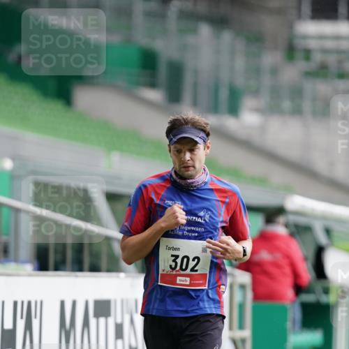 05.10.2025 - 20. swb-Marathon Bremen Michael Burmester http://msf.ph/oto/9323982 05.10.2025 12:18:09 Laufen im Stadion 302, 308, 705, 1632, 1994, 888 meine-sportfotos.de