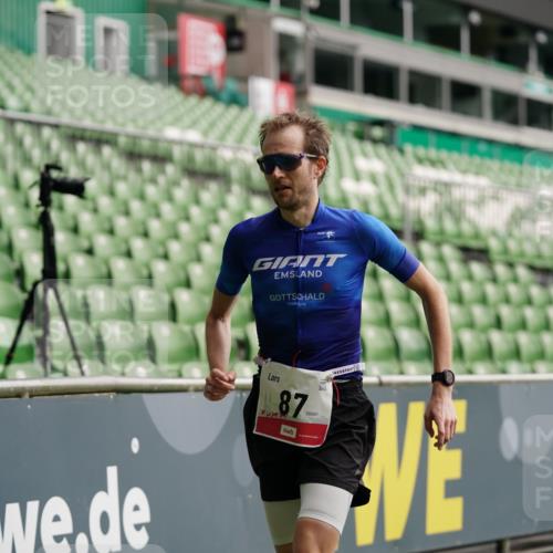 05.10.2025 - 20. swb-Marathon Bremen Michael Burmester http://msf.ph/oto/9323988 05.10.2025 12:19:06 Laufen im Stadion 87, 302, 308 meine-sportfotos.de