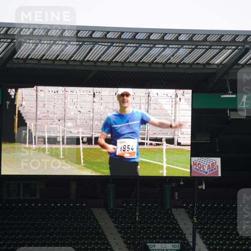 05.10.2025 - 20. swb-Marathon Bremen Michael Burmester http://msf.ph/oto/9323992 05.10.2025 12:19:28 Laufen im Stadion 87 meine-sportfotos.de
