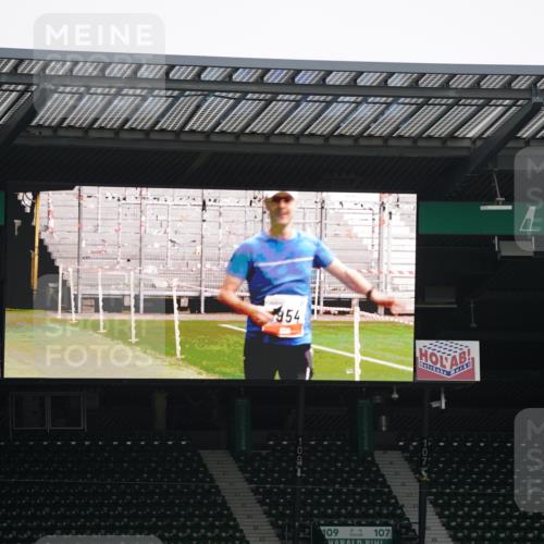 05.10.2025 - 20. swb-Marathon Bremen Michael Burmester http://msf.ph/oto/9323994 05.10.2025 12:19:28 Laufen im Stadion 87 meine-sportfotos.de