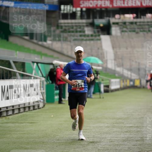 05.10.2025 - 20. swb-Marathon Bremen Michael Burmester http://msf.ph/oto/9323996 05.10.2025 12:19:42 Laufen im Stadion 87, 1954 meine-sportfotos.de