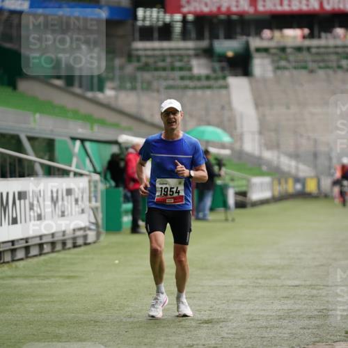 05.10.2025 - 20. swb-Marathon Bremen Michael Burmester http://msf.ph/oto/9323998 05.10.2025 12:19:43 Laufen im Stadion 87, 1954 meine-sportfotos.de