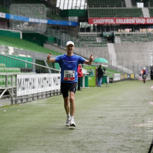 05.10.2025 - 20. swb-Marathon Bremen Michael Burmester http://msf.ph/oto/9324000 05.10.2025 12:19:44 Laufen im Stadion 87, 1954 meine-sportfotos.de