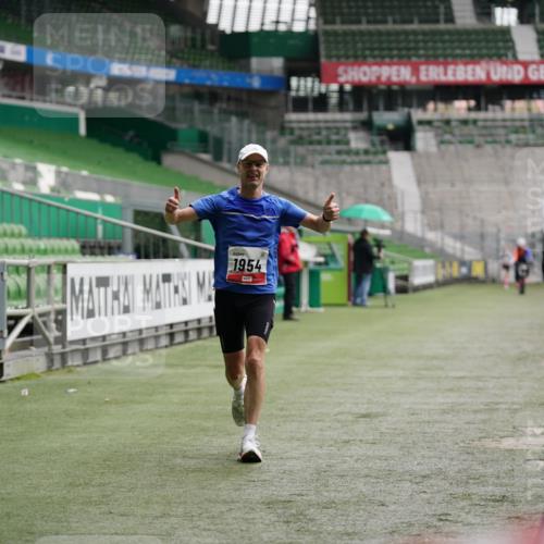 05.10.2025 - 20. swb-Marathon Bremen Michael Burmester http://msf.ph/oto/9324002 05.10.2025 12:19:44 Laufen im Stadion 87, 1954 meine-sportfotos.de