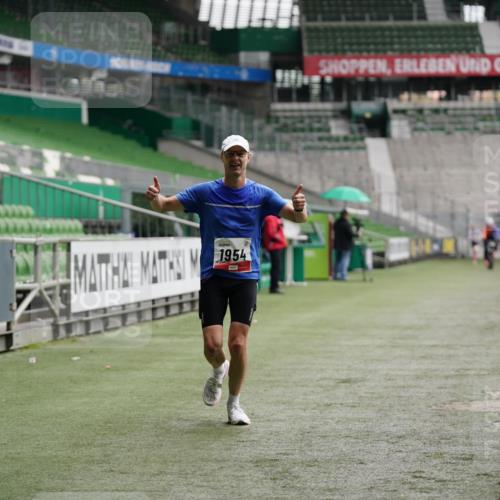 05.10.2025 - 20. swb-Marathon Bremen Michael Burmester http://msf.ph/oto/9324004 05.10.2025 12:19:44 Laufen im Stadion 87, 1954 meine-sportfotos.de