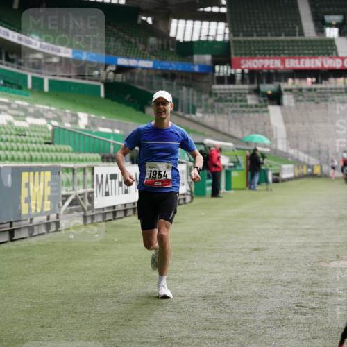 05.10.2025 - 20. swb-Marathon Bremen Michael Burmester http://msf.ph/oto/9324006 05.10.2025 12:19:44 Laufen im Stadion 87, 1954 meine-sportfotos.de