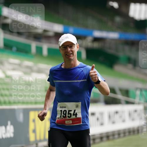 05.10.2025 - 20. swb-Marathon Bremen Michael Burmester http://msf.ph/oto/9324008 05.10.2025 12:19:45 Laufen im Stadion 87, 1954 meine-sportfotos.de
