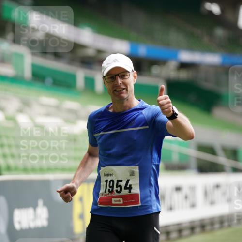 05.10.2025 - 20. swb-Marathon Bremen Michael Burmester http://msf.ph/oto/9324010 05.10.2025 12:19:45 Laufen im Stadion 87, 1954 meine-sportfotos.de