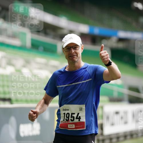 05.10.2025 - 20. swb-Marathon Bremen Michael Burmester http://msf.ph/oto/9324012 05.10.2025 12:19:45 Laufen im Stadion 87, 1954 meine-sportfotos.de