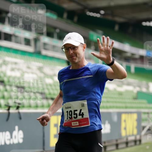 05.10.2025 - 20. swb-Marathon Bremen Michael Burmester http://msf.ph/oto/9324014 05.10.2025 12:19:46 Laufen im Stadion 87, 1954 meine-sportfotos.de