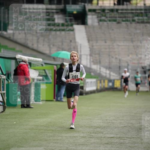 05.10.2025 - 20. swb-Marathon Bremen Michael Burmester http://msf.ph/oto/9324016 05.10.2025 12:20:03 Laufen im Stadion 1101, 1954, 87 meine-sportfotos.de