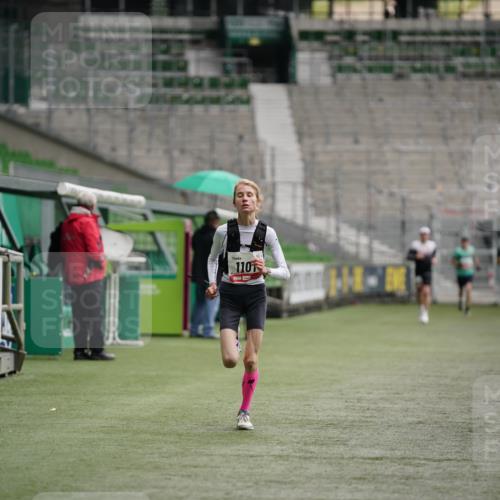 05.10.2025 - 20. swb-Marathon Bremen Michael Burmester http://msf.ph/oto/9324018 05.10.2025 12:20:03 Laufen im Stadion 1101, 1954, 87 meine-sportfotos.de