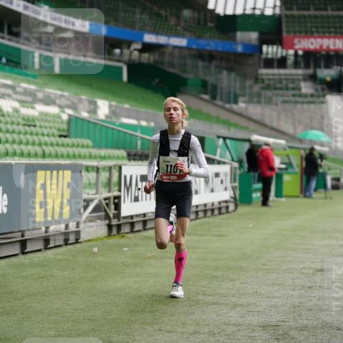 05.10.2025 - 20. swb-Marathon Bremen Michael Burmester http://msf.ph/oto/9324020 05.10.2025 12:20:07 Laufen im Stadion 964, 1101, 1954, 87 meine-sportfotos.de