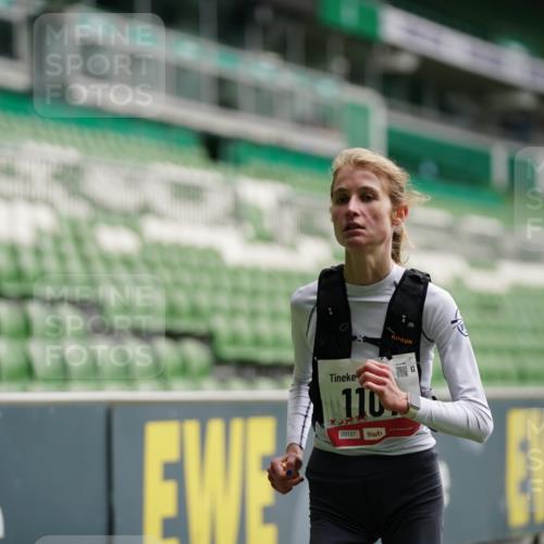 05.10.2025 - 20. swb-Marathon Bremen Michael Burmester http://msf.ph/oto/9324024 05.10.2025 12:20:09 Laufen im Stadion 964, 1101, 1528, 1954 meine-sportfotos.de