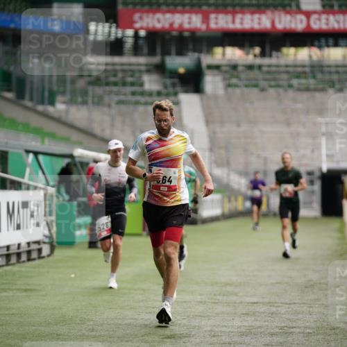 05.10.2025 - 20. swb-Marathon Bremen Michael Burmester http://msf.ph/oto/9324026 05.10.2025 12:20:18 Laufen im Stadion 909, 953, 964, 1101, 1528, 1954 meine-sportfotos.de