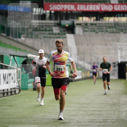 05.10.2025 - 20. swb-Marathon Bremen Michael Burmester http://msf.ph/oto/9324028 05.10.2025 12:20:18 Laufen im Stadion 909, 953, 964, 1101, 1528, 1954 meine-sportfotos.de