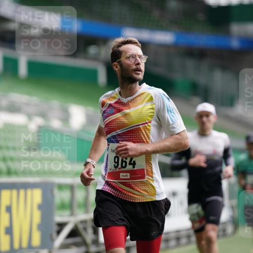 05.10.2025 - 20. swb-Marathon Bremen Michael Burmester http://msf.ph/oto/9324030 05.10.2025 12:20:21 Laufen im Stadion 909, 953, 964, 1101, 1528, 1954 meine-sportfotos.de
