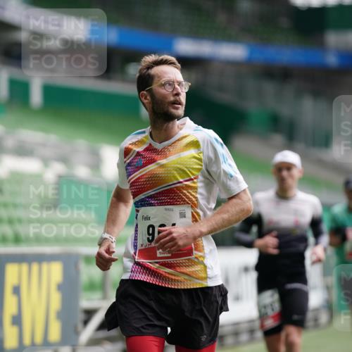 05.10.2025 - 20. swb-Marathon Bremen Michael Burmester http://msf.ph/oto/9324032 05.10.2025 12:20:21 Laufen im Stadion 909, 953, 964, 1101, 1528, 1954 meine-sportfotos.de