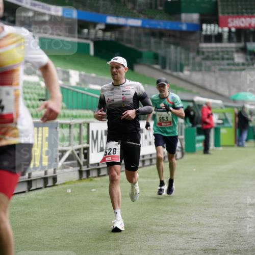 05.10.2025 - 20. swb-Marathon Bremen Michael Burmester http://msf.ph/oto/9324034 05.10.2025 12:20:22 Laufen im Stadion 158, 909, 953, 964, 1101, 1528, 1954 meine-sportfotos.de