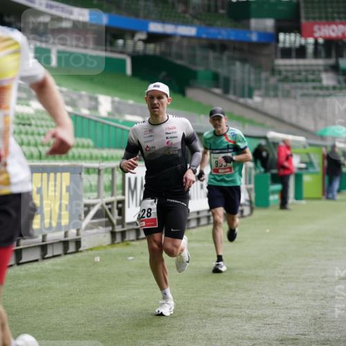 05.10.2025 - 20. swb-Marathon Bremen Michael Burmester http://msf.ph/oto/9324036 05.10.2025 12:20:22 Laufen im Stadion 158, 909, 953, 964, 1101, 1528, 1954 meine-sportfotos.de