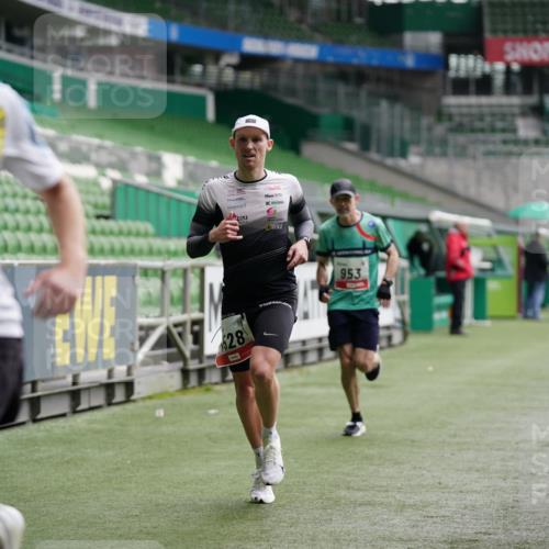 05.10.2025 - 20. swb-Marathon Bremen Michael Burmester http://msf.ph/oto/9324038 05.10.2025 12:20:22 Laufen im Stadion 158, 909, 953, 964, 1101, 1528, 1954 meine-sportfotos.de