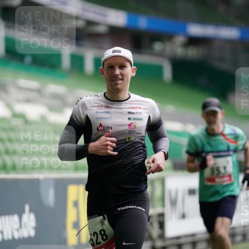05.10.2025 - 20. swb-Marathon Bremen Michael Burmester http://msf.ph/oto/9324040 05.10.2025 12:20:23 Laufen im Stadion 158, 909, 953, 964, 1101, 1528, 1954 meine-sportfotos.de