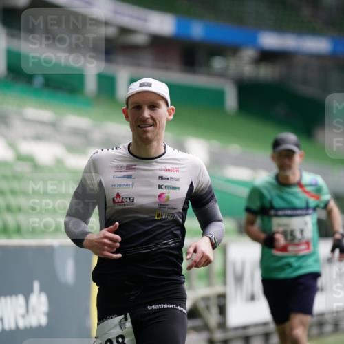 05.10.2025 - 20. swb-Marathon Bremen Michael Burmester http://msf.ph/oto/9324042 05.10.2025 12:20:23 Laufen im Stadion 158, 909, 953, 964, 1101, 1528, 1954 meine-sportfotos.de