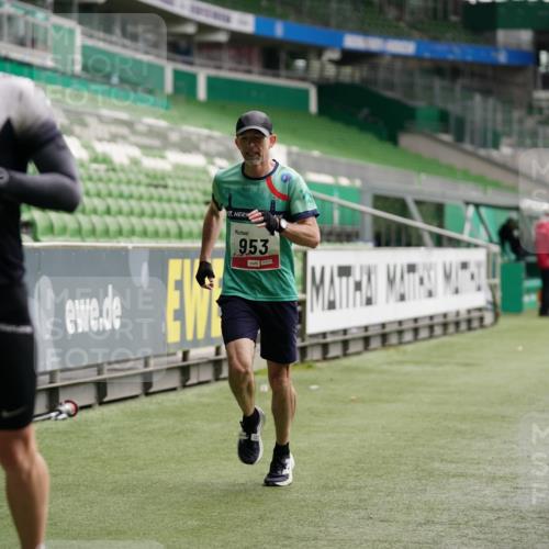 05.10.2025 - 20. swb-Marathon Bremen Michael Burmester http://msf.ph/oto/9324044 05.10.2025 12:20:24 Laufen im Stadion 158, 909, 953, 964, 1101, 1528, 1954 meine-sportfotos.de