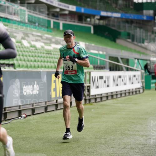 05.10.2025 - 20. swb-Marathon Bremen Michael Burmester http://msf.ph/oto/9324046 05.10.2025 12:20:24 Laufen im Stadion 158, 909, 953, 964, 1101, 1528, 1954 meine-sportfotos.de