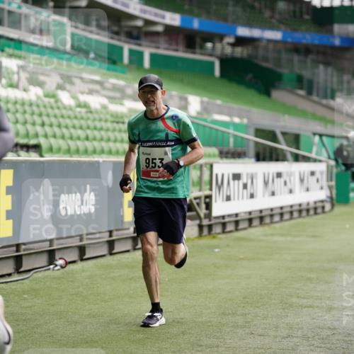 05.10.2025 - 20. swb-Marathon Bremen Michael Burmester http://msf.ph/oto/9324048 05.10.2025 12:20:24 Laufen im Stadion 158, 909, 953, 964, 1101, 1528, 1954 meine-sportfotos.de