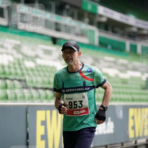05.10.2025 - 20. swb-Marathon Bremen Michael Burmester http://msf.ph/oto/9324050 05.10.2025 12:20:25 Laufen im Stadion 158, 909, 953, 964, 1101, 1528, 1954 meine-sportfotos.de