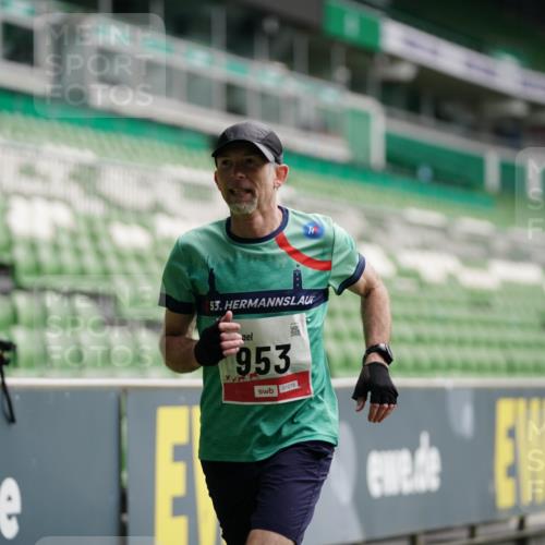 05.10.2025 - 20. swb-Marathon Bremen Michael Burmester http://msf.ph/oto/9324052 05.10.2025 12:20:25 Laufen im Stadion 158, 909, 953, 964, 1101, 1528, 1954 meine-sportfotos.de