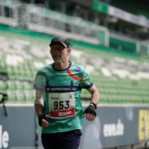 05.10.2025 - 20. swb-Marathon Bremen Michael Burmester http://msf.ph/oto/9324054 05.10.2025 12:20:25 Laufen im Stadion 158, 909, 953, 964, 1101, 1528, 1954 meine-sportfotos.de
