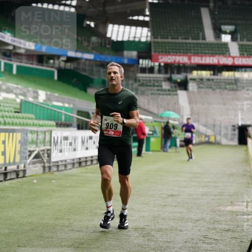 05.10.2025 - 20. swb-Marathon Bremen Michael Burmester http://msf.ph/oto/9324056 05.10.2025 12:20:27 Laufen im Stadion 158, 909, 953, 964, 1101, 1528, 1954 meine-sportfotos.de