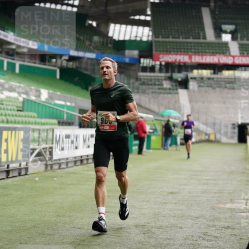 05.10.2025 - 20. swb-Marathon Bremen Michael Burmester http://msf.ph/oto/9324058 05.10.2025 12:20:27 Laufen im Stadion 158, 909, 953, 964, 1101, 1528, 1954 meine-sportfotos.de