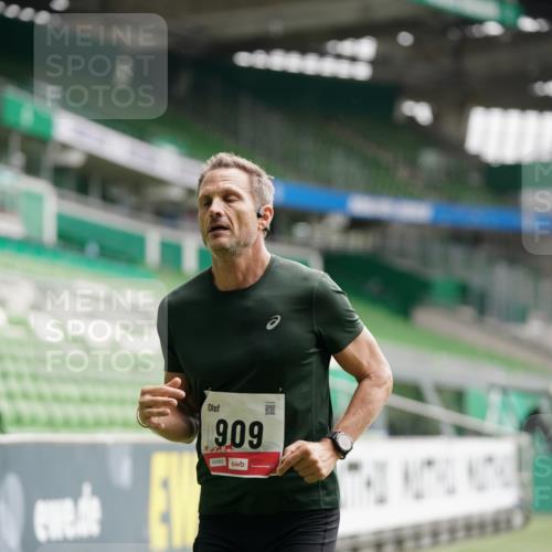 05.10.2025 - 20. swb-Marathon Bremen Michael Burmester http://msf.ph/oto/9324060 05.10.2025 12:20:28 Laufen im Stadion 158, 909, 953, 964, 1101, 1528, 1954 meine-sportfotos.de