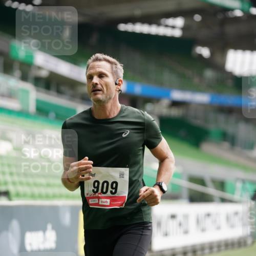 05.10.2025 - 20. swb-Marathon Bremen Michael Burmester http://msf.ph/oto/9324062 05.10.2025 12:20:28 Laufen im Stadion 158, 909, 953, 964, 1101, 1528, 1954 meine-sportfotos.de