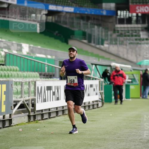 05.10.2025 - 20. swb-Marathon Bremen Michael Burmester http://msf.ph/oto/9324064 05.10.2025 12:20:33 Laufen im Stadion 158, 909, 953, 964, 1101, 1528, 1954 meine-sportfotos.de