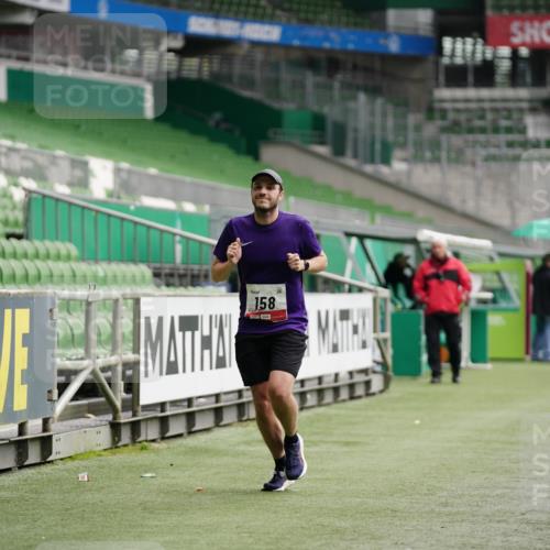 05.10.2025 - 20. swb-Marathon Bremen Michael Burmester http://msf.ph/oto/9324066 05.10.2025 12:20:33 Laufen im Stadion 158, 909, 953, 964, 1101, 1528, 1954 meine-sportfotos.de