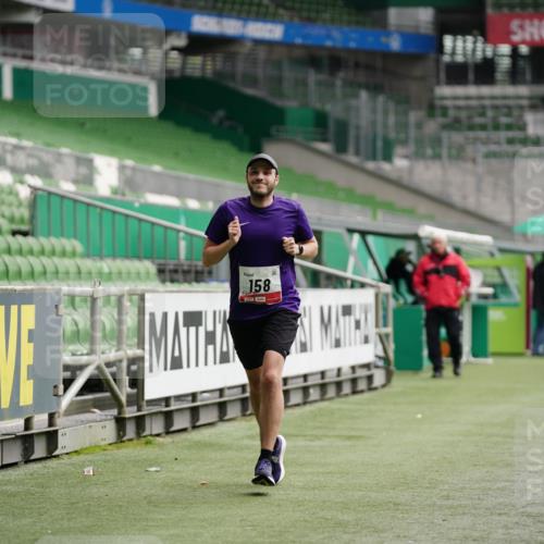 05.10.2025 - 20. swb-Marathon Bremen Michael Burmester http://msf.ph/oto/9324068 05.10.2025 12:20:33 Laufen im Stadion 158, 909, 953, 964, 1101, 1528, 1954 meine-sportfotos.de
