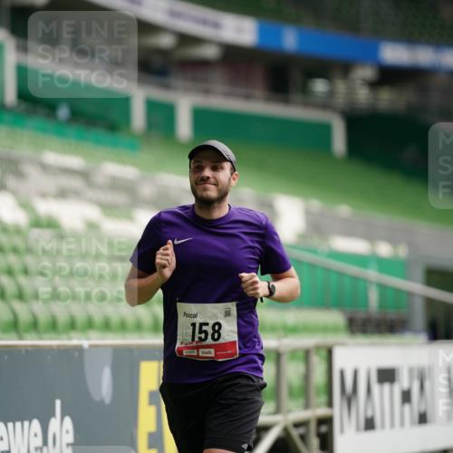 05.10.2025 - 20. swb-Marathon Bremen Michael Burmester http://msf.ph/oto/9324070 05.10.2025 12:20:35 Laufen im Stadion 158, 909, 953, 964, 1101, 1528, 1954 meine-sportfotos.de