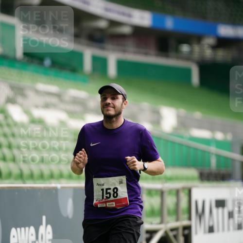 05.10.2025 - 20. swb-Marathon Bremen Michael Burmester http://msf.ph/oto/9324072 05.10.2025 12:20:35 Laufen im Stadion 158, 909, 953, 964, 1101, 1528, 1954 meine-sportfotos.de