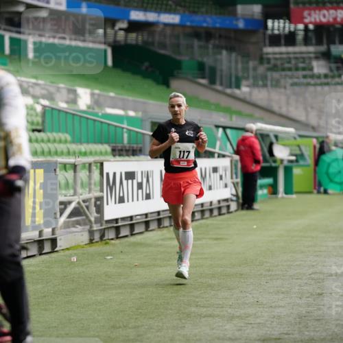05.10.2025 - 20. swb-Marathon Bremen Michael Burmester http://msf.ph/oto/9324074 05.10.2025 12:21:04 Laufen im Stadion 117, 158, 909, 953, 964, 1528, 1101 meine-sportfotos.de