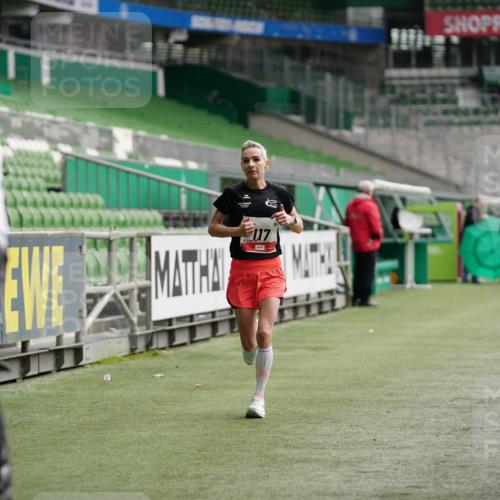 05.10.2025 - 20. swb-Marathon Bremen Michael Burmester http://msf.ph/oto/9324076 05.10.2025 12:21:04 Laufen im Stadion 117, 158, 909, 953, 964, 1528, 1101 meine-sportfotos.de